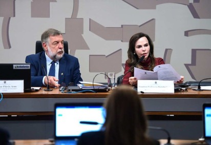 Senador Flávio Arns, presidente da comissão da educação, e a relatora Professora Dorinha Seabra  -  (crédito: Edilson Rodrigues/ Reprodução Agência Senado)