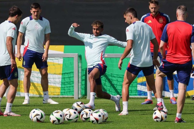 Na última rodada, o espanhol de 16 anos Lamine Yamal (centro) se tornou no jogador mais novo na história do torneio a dar uma assistência -  (crédito: Lluis Gene / AFP)