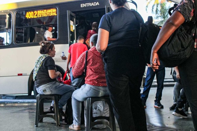 As viagens em pé e a falta de educação dos usuários do transporte público são as principais reclamações dos idosos -  (crédito: Fotos: Kayo Magalhães/CB/D.A Press)