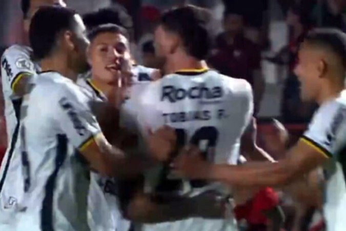 Jogadores do Criciúma comemoram golaço marcado por Trauco - Foto: Reprodução -  (crédito: Reprodução)