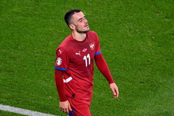  Serbia's forward #11 Filip Kostic reacts after being substituted during the UEFA Euro 2024 Group C football match between Serbia and England at the Arena AufSchalke in Gelsenkirchen on June 16, 2024. (Photo by INA FASSBENDER / AFP) (Photo by INA FASSBENDER/AFP via Getty Images)
     -  (crédito:  AFP via Getty Images)