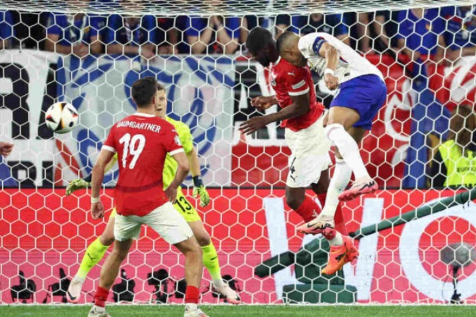  France's forward #10 Kylian Mbappe collides with Austria's defender #04 Kevin Danso (L) during the UEFA Euro 2024 Group D football match between Austria and France at the Duesseldorf Arena in Duesseldorf on June 17, 2024. (Photo by FRANCK FIFE / AFP)
     -  (crédito:  AFP via Getty Images)
