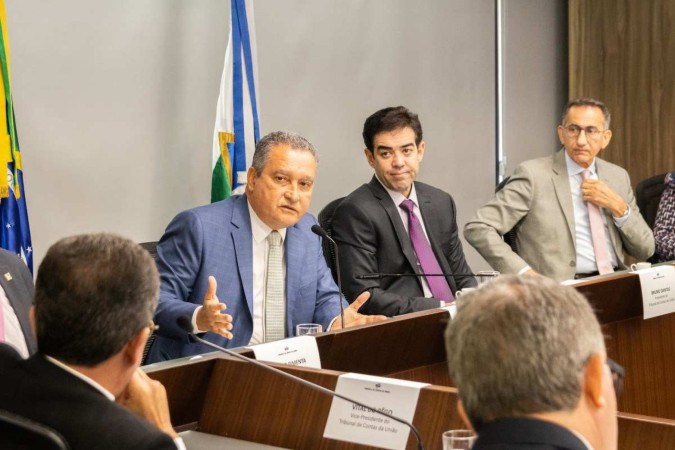 Os ministros Rui Costa, Paulo Pimenta e Waldez Góes apresentam ao presidente do TCU as ações anunciadas pelo governo para apoiar o RS -  (crédito: Reprodução/Twitter)