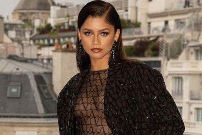 A atriz Zendaya apostou na terceira peça para a composição do look com transparência
