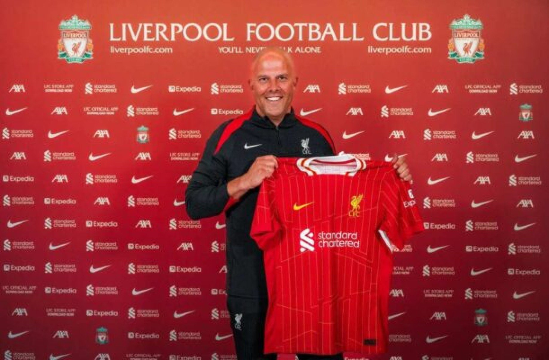 Liverpool apresenta Arne Slot como novo treinador