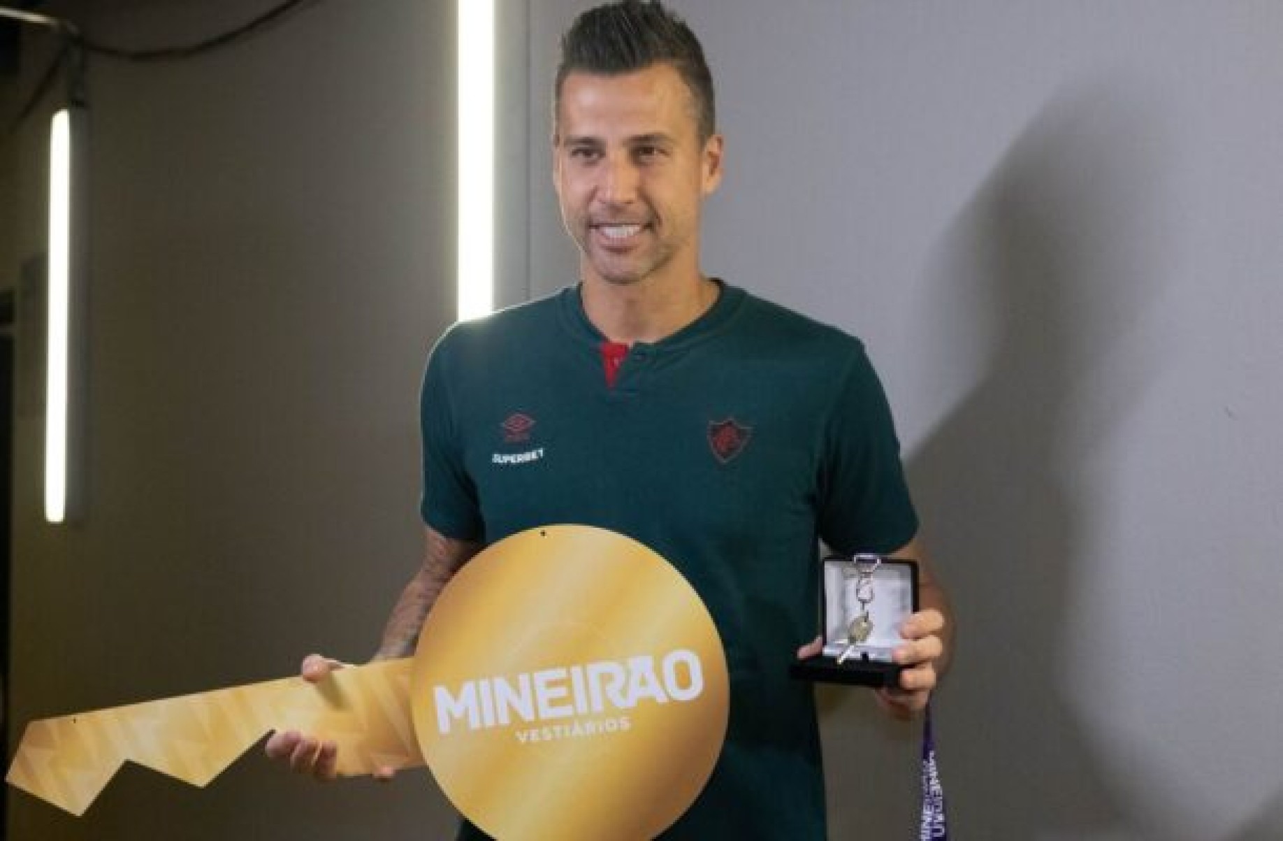 Fábio, do Fluminense, recebe homenagem do Mineirão