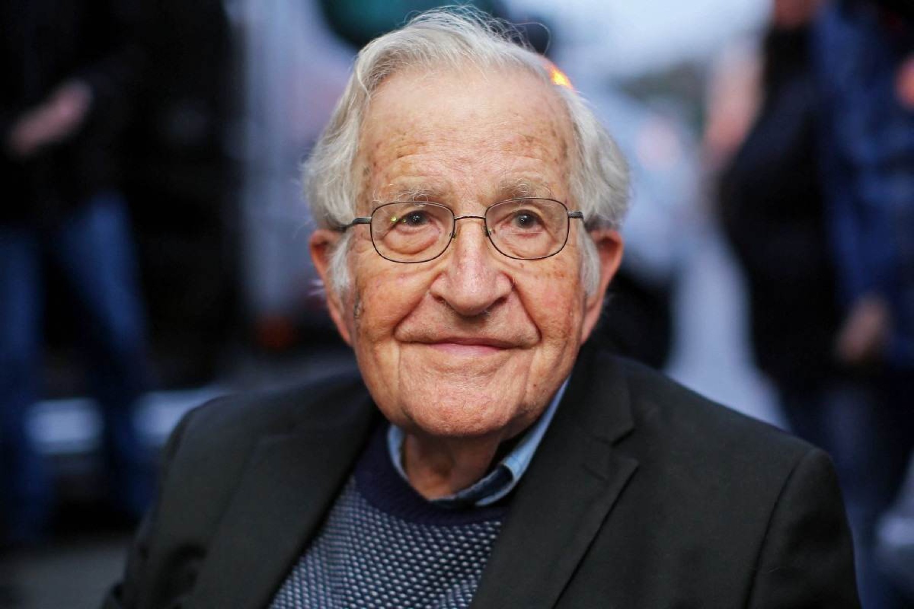 Linguista Noam Chomsky recebe alta de hospital em São Paulo