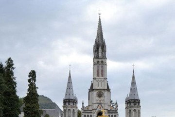 Lourdes, na França, é um dos principais pontos de peregrinação para os católicos. No Santuário de Nossa Senhora de Lourdes há a gruta onde a Virgem Maria teria sido vista por uma menina de 14 anos em 1858. Além disso, a água tem a fama de curar as pessoas. Esses motivos atraem milhares de fiéis.  -  (crédito: Imagem Free de Norbert Höldin por Pixabay)