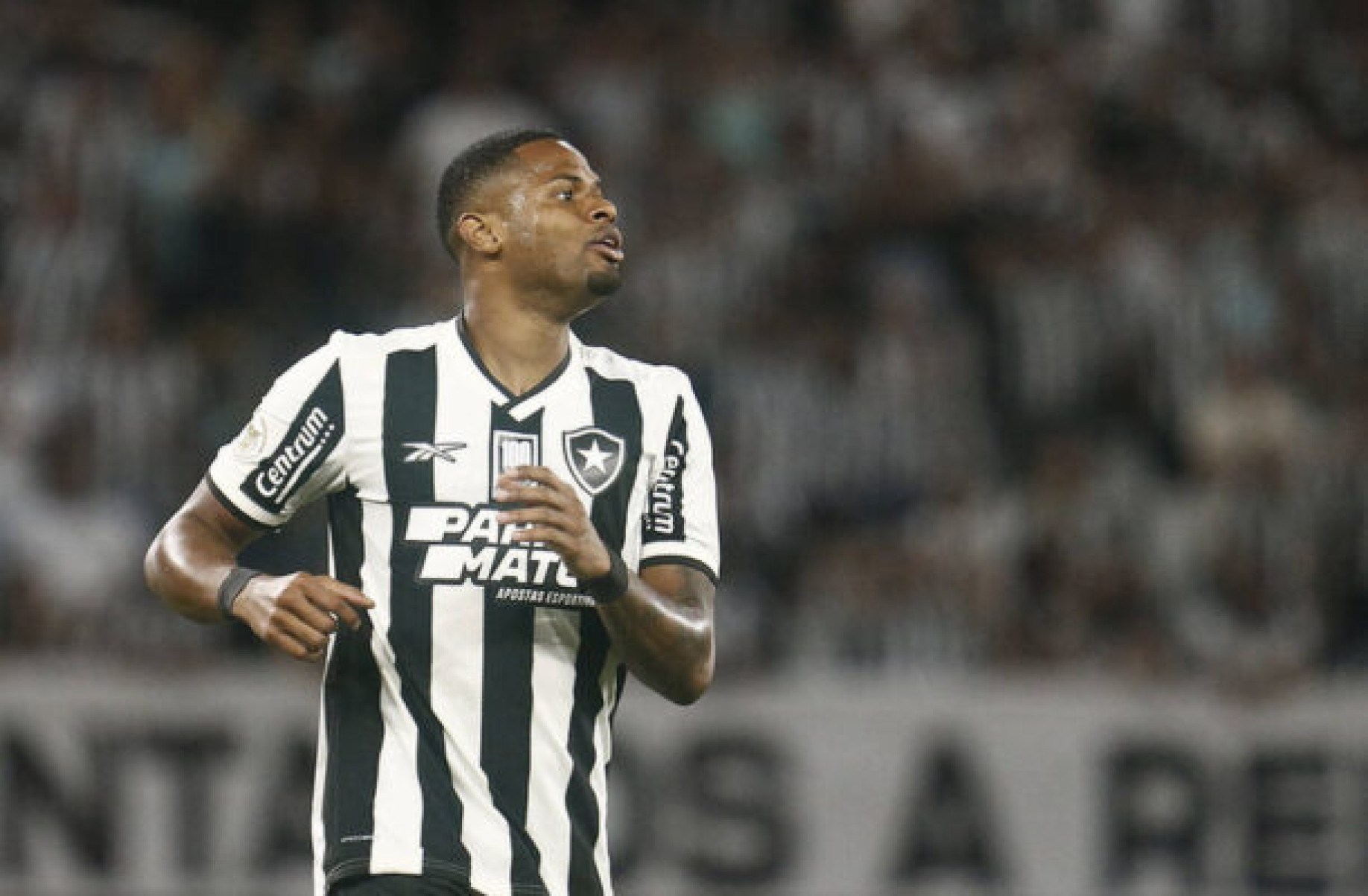 Júnior Santos critica não marcação de pênalti para o Botafogo: ‘Falta de boa vontade’