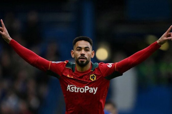  Wolverhampton Wanderers' Brazilian striker #12 Matheus Cunha celebrates after scoring his team first goal during the English Premier League football match between Chelsea and Wolverhampton Wanderers at Stamford Bridge in London on February 4, 2024. (Photo by Ben Stansall / AFP) / RESTRICTED TO EDITORIAL USE. No use with unauthorized audio, video, data, fixture lists, club/league logos or 'live' services. Online in-match use limited to 120 images. An additional 40 images may be used in extra time. No video emulation. Social media in-match use limited to 120 images. An additional 40 images may be used in extra time. No use in betting publications, games or single club/league/player publications. /  (Photo by BEN STANSALL/AFP via Getty Images)
     -  (crédito:  AFP via Getty Images)