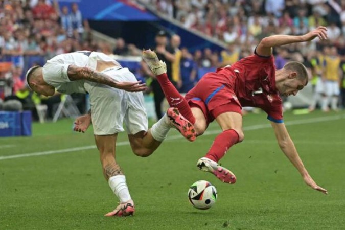  Slovenia's forward #11 Benjamin Sesko and Serbia's defender #02 Strahinja Pavlovic vie for the ball during the UEFA Euro 2024 Group C football match between Slovenia and Serbia at the Munich Football Arena in Munich, southern Germany, on June 20, 2024. (Photo by DAMIEN MEYER / AFP) (Photo by DAMIEN MEYER/AFP via Getty Images)
     -  (crédito:  AFP via Getty Images)