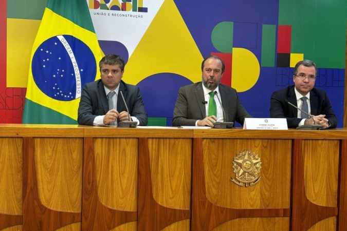 Ministro das Minas e Energias, Alexandre Silveira, anuncia o endurecimento do governo com as concessionárias de energia elétrica -  (crédito: Henrique Lessa / CB / DA Press)