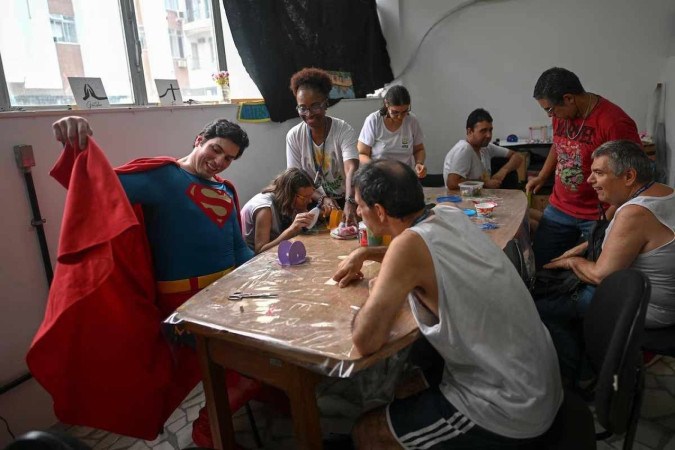 Leonardo passou a usar a semelhança com o Superman para fazer o bem, em ações sociais -  (crédito: Mauro Pimentel/AFP)