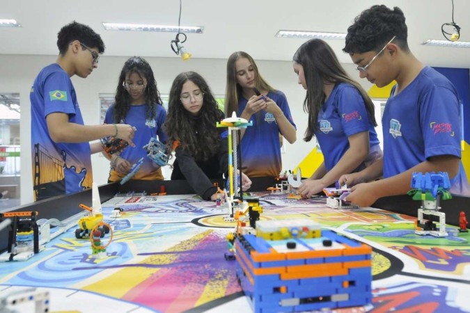  Estudantes exibem os projetos de robótica que desenvolveram no Sesi de Taguatinga. Um deles é a pulseira SurdoMusic