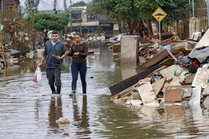 Em Eldorado do Sul, há várias ruas alagadas e repletas de entulho -  (crédito: Bruno Peres/Agência Brasil)