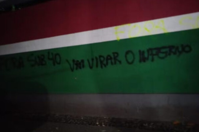 Torcedores do Fluminense picham muros de Laranjeiras em meio a crise no Brasileirão -  (crédito: Foto: Reprodução)