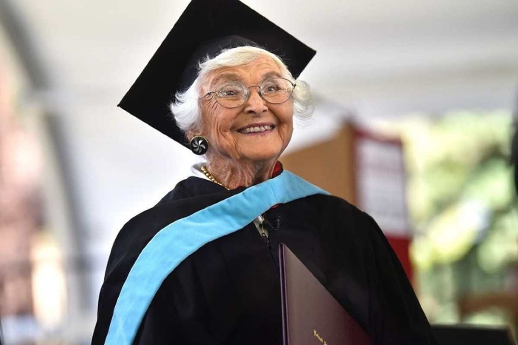 Idosa de 105 anos conclui mestrado após anos de espera por diploma