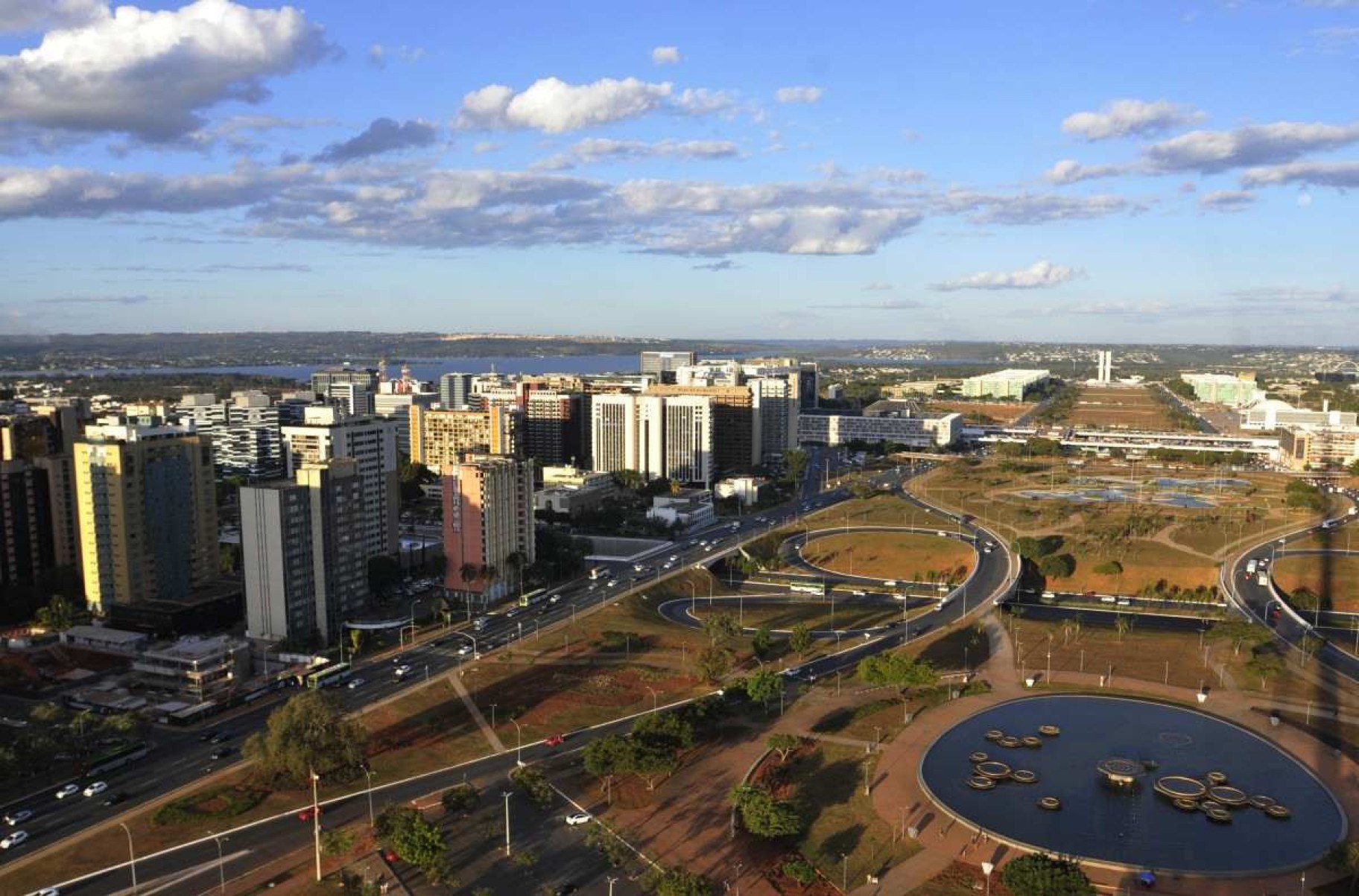 Ibaneis veta lei que regulamentaria painéis de publicidade em Brasília