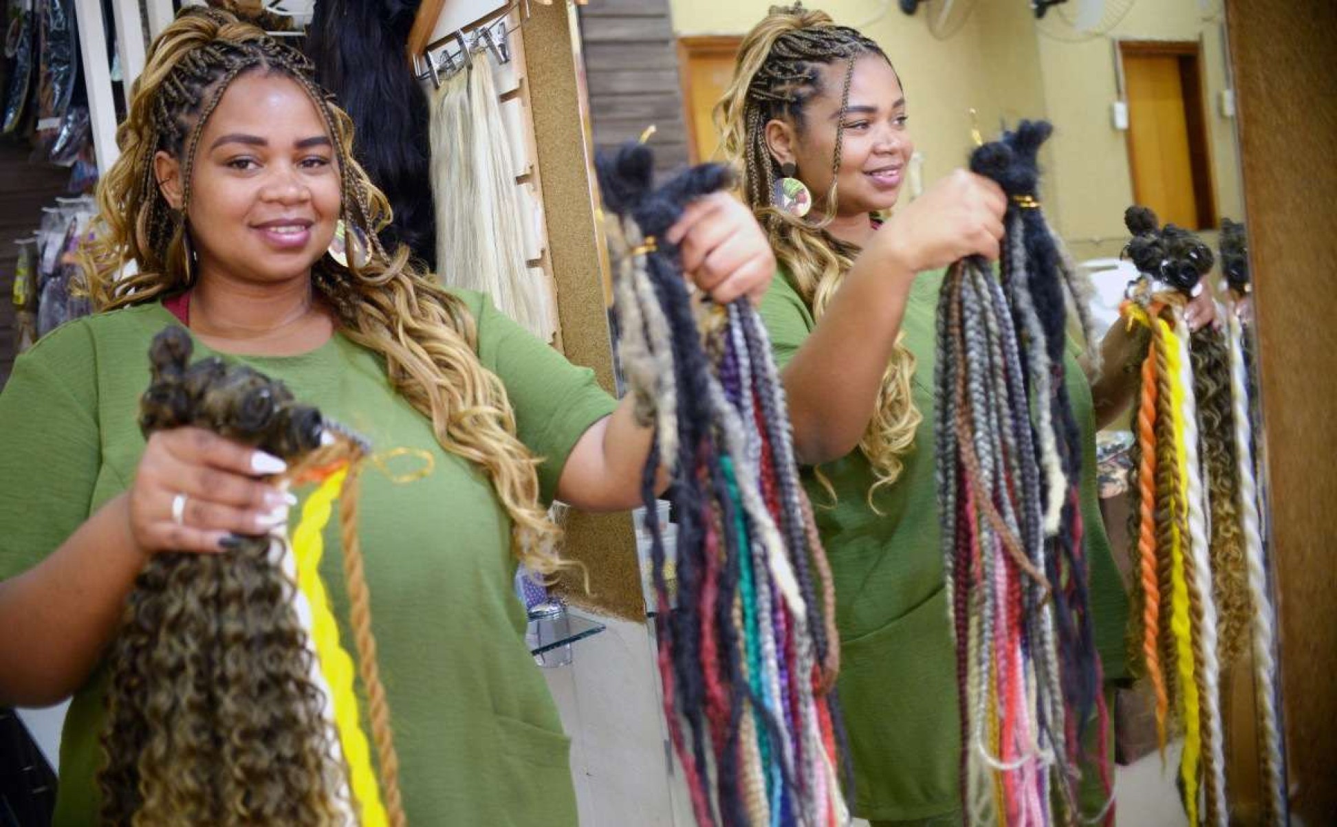 Sarah, do salão Apselar, mostra os apliques usados para trançar cabelos afro