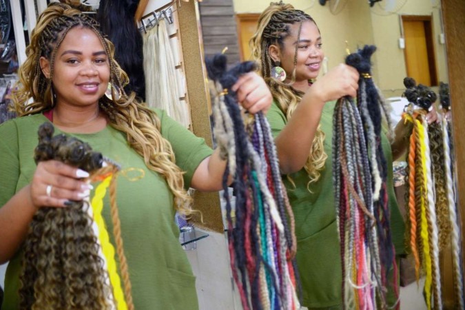 Sarah, do salão Apselar, mostra os apliques usados para trançar cabelos afro -  (crédito:  Ed Alves/CB/DA.Press)