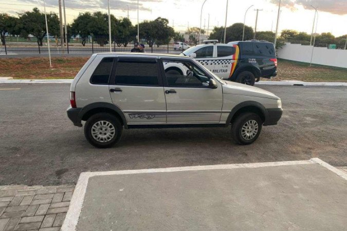 Carro tomado por assaltantes foi encontrado na Fercal -  (crédito: Divulgação / PCDF)