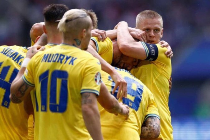  Ukraine's forward #09 Roman Yaremchuk (2nd R) celebrates scoring his team's second goal with his teammates during the UEFA Euro 2024 Group E football match between Slovakia and Ukraine at the Duesseldorf Arena in Duesseldorf on June 21, 2024. (Photo by KENZO TRIBOUILLARD / AFP) (Photo by KENZO TRIBOUILLARD/AFP via Getty Images)
     -  (crédito:  AFP via Getty Images)