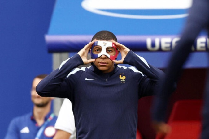  France's forward #10 Kylian Mbappe wears a face mask as he takes part in a MD-1 training session at the Leipzig Stadium in Leipzig on June 20, 2024, on the eve of their UEFA Euro 2024 Group D football match against Netherlands. (Photo by FRANCK FIFE / AFP)
     -  (crédito:  AFP via Getty Images)