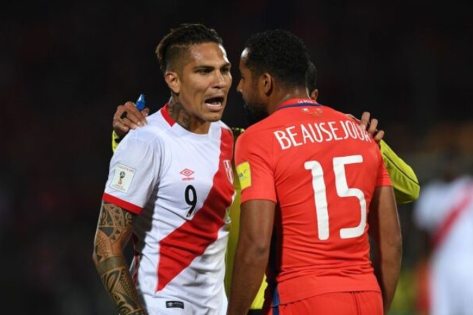  Peru's forward Paolo Guerrero (L) and Chile's Jean Beausejour argue during their Russia 2018 FIFA World Cup qualifier football match in Santiago, on October 11, 2016. / AFP / Martin BERNETTI        (Photo credit should read MARTIN BERNETTI/AFP via Getty Images)
       -  (crédito:  AFP via Getty Images)