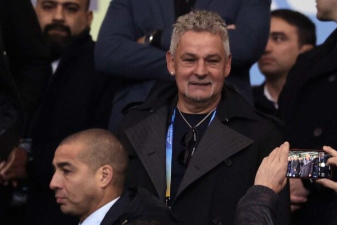  Italian former football player Roberto Baggio (R) and Argentine-born Italian former football player, David Trezeguet (L) gesture before the beginning of the Argentina 2023 U-20 World Cup final match between Uruguay and Italy at the Estadio Unico Diego Armando Maradona stadium in La Plata, Argentina, on June 11, 2023. (Photo by Alejandro PAGNI / AFP) (Photo by ALEJANDRO PAGNI/AFP via Getty Images)
     -  (crédito:  AFP via Getty Images)