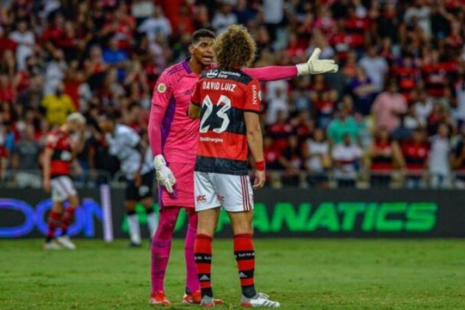 David Luiz com Hugo Souza durante partida do Flamengo -  (crédito:  Picasa)