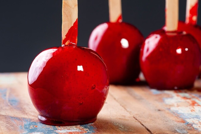 A maçã do amor combina o doce sabor da fruta com a crocância da calda caramelada (Imagem: flanovais | Shutterstock) -  (crédito: EdiCase - Geral)