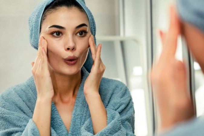 O yoga facial tonifica os músculos do rosto e melhora a sensibilidade, promovendo rejuvenescimento e bem-estar emocional (Imagem: sebra | Shutterstock) -  (crédito: EdiCase - Geral)