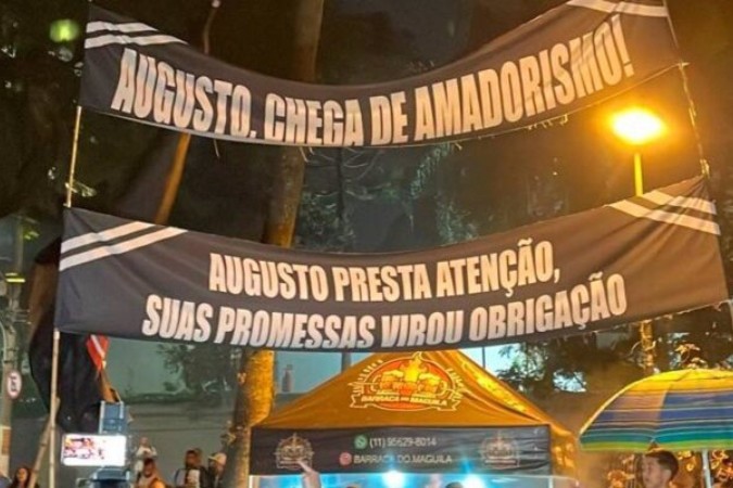 Torcida do Corinthians em guerra com Augusto Mello -  (crédito: Foto: Reprodução / Twitter Central do Timão)