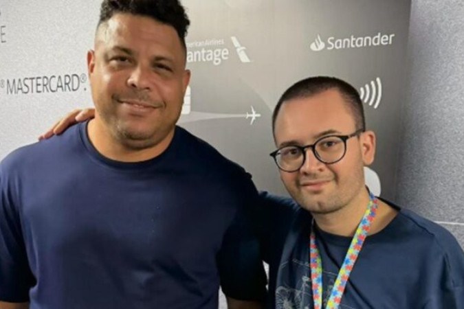 Ronaldo Fenômeno entrega camisa da Seleção para fã no aeroporto -  (crédito: Foto: Reprodução Instagram @victorgibertoni)