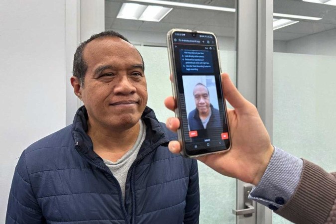 Pesquisadores brasileiros e australianos desenvolvem um sistema para identificar pré-sintomas do  acidente vascular cerebral, basta focar a tela do smartphone para o rosto do paciente
 -  (crédito: Seamus Daniel / RMIT)