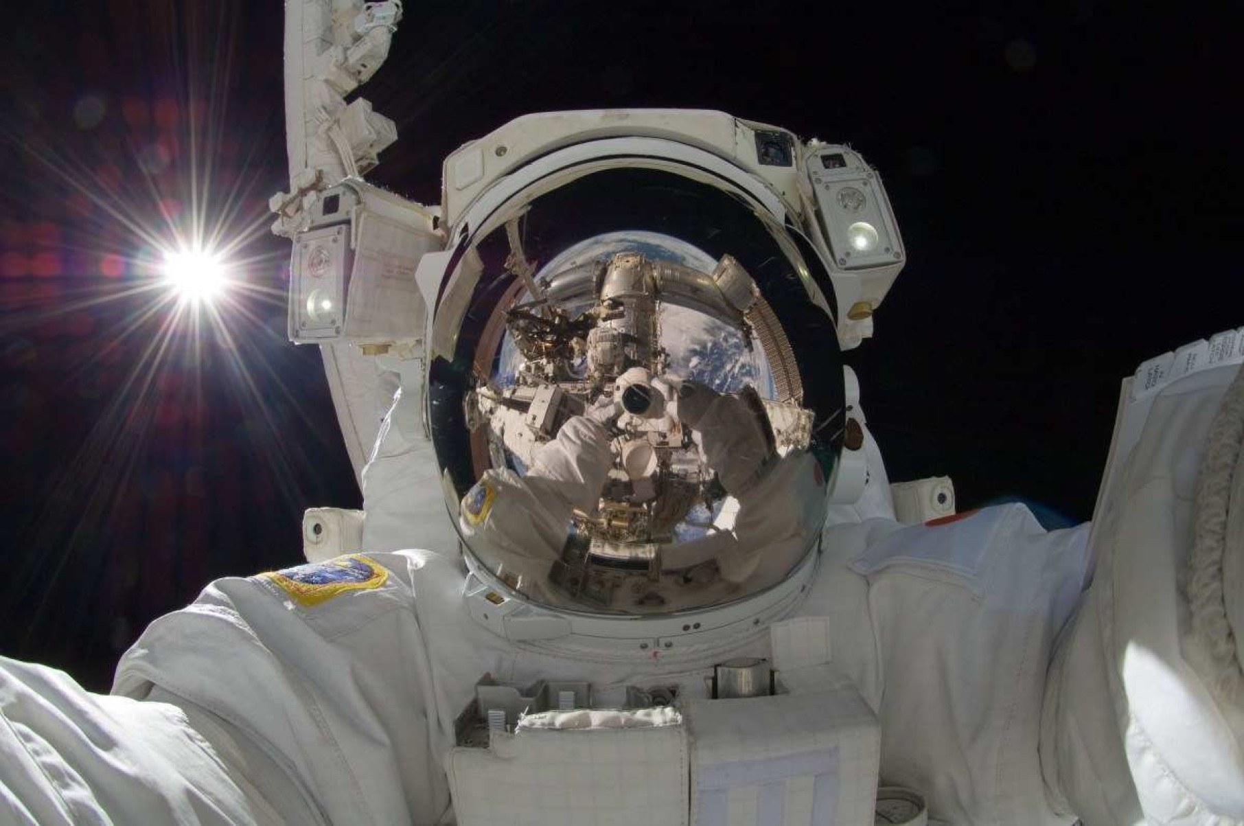 Selfie do astronauta Aki Hoshide durante sua estadia na Estação Espacial Internacional em 2013