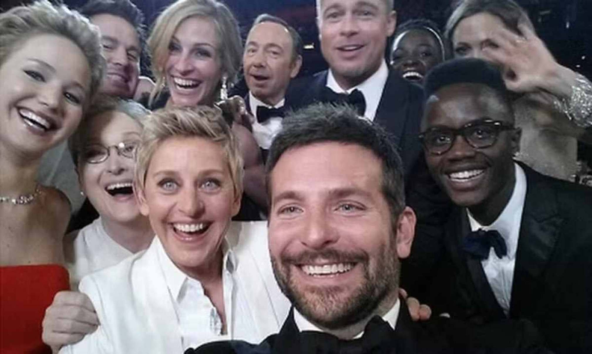 Selfie postada no Twitter de Ellen DeGeneres com Jennifer Lawrence, Bard Pitt, Bradley Cooper, Meryl Streep e Julia Roberts