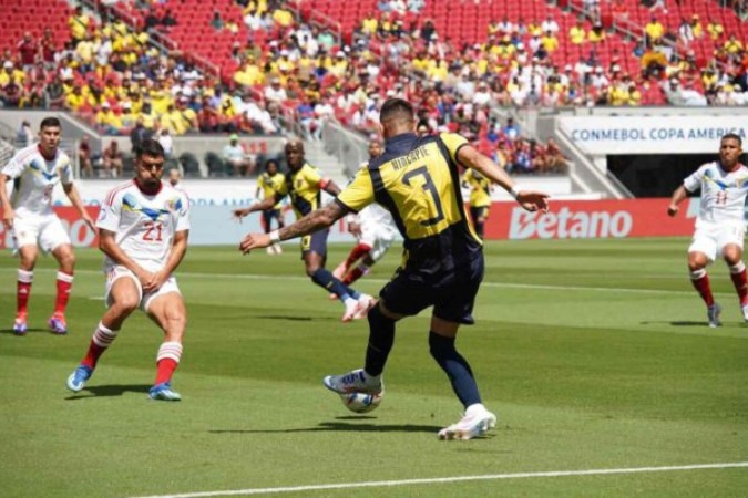 Hincapié (3) vai ao ataque para o Equador e tenta o passe para um companheiro. Mas a sua seleção levou a pior: Venezuela 2 a 1 -  (crédito: Foto: Divulgação/Selección Ecuatoriana de Fútbol)