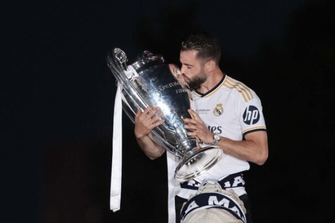  Real Madrid's Spanish defender #06 Nacho Fernandez celebrates with the trophy their 15th Champions League win, one day after beating Borussia Dortmund in London, on Cibeles square in Madrid on June 2, 2024. (Photo by Thomas COEX / AFP) (Photo by THOMAS COEX/AFP via Getty Images)
     -  (crédito:  AFP via Getty Images)