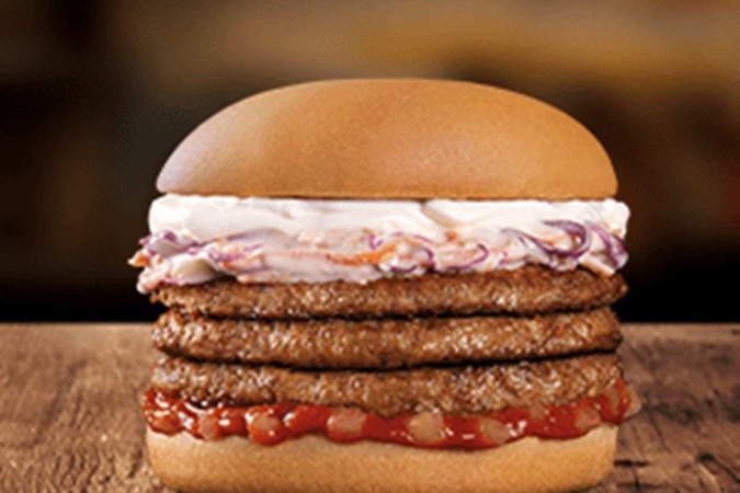 A ação deu direito a um sanduíche gratuito da linha ‘Do tamanho da sua fome’, o Triplo Burger Americano -  (crédito: Divulgação/Giraffas)