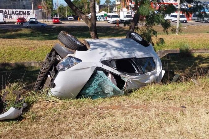 O Up prata foi um dos carros envolvidos no acidente -  (crédito: CBMDF/Divulgação)