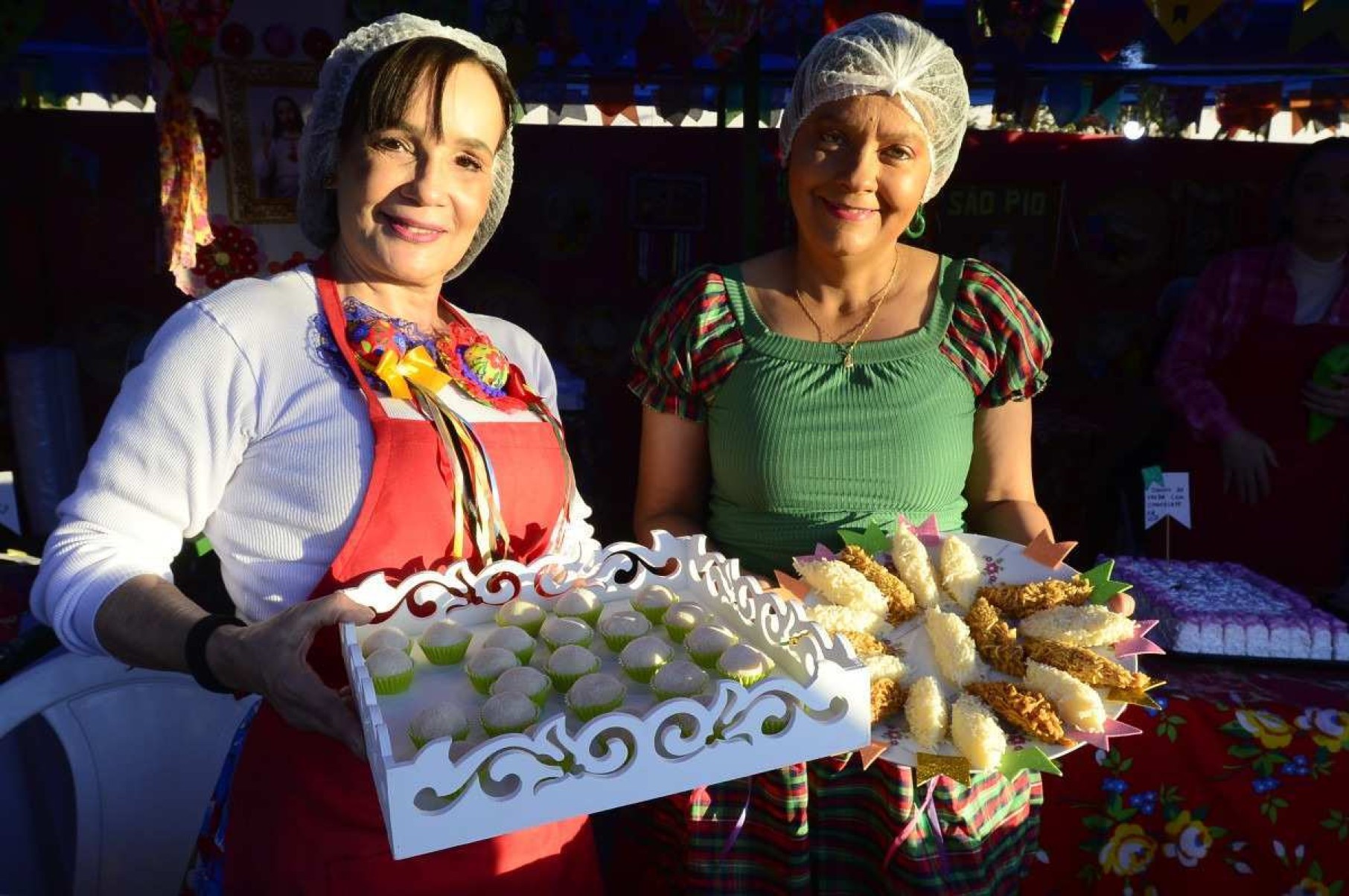 Mônica Libardi e Karine Guedes juntas na barraquinha dos doces para ajudar a igreja