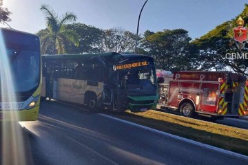 Colisão entre dois ônibus deixou sete feridos no Eixinho Sul ontem -  (crédito: Divulgação/ CBMDF)