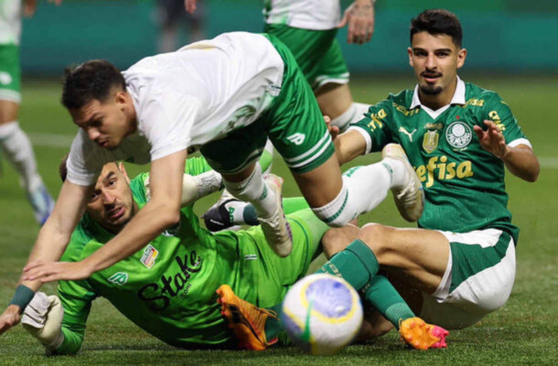 Flaco López disputa bola com defensor do Juventude, no Allianz Parque