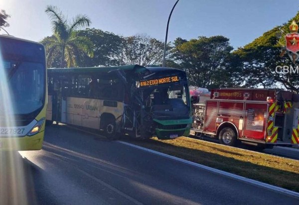 Colisão entre dois ônibus deixou sete feridos no Eixinho Sul ontem -  (crédito: Divulgação/ CBMDF)