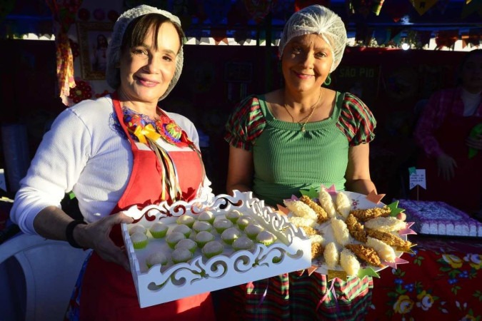  Mônica Libardi e Karine Guedes juntas na barraquinha dos doces para ajudar a igreja -  (crédito: Fotos: Marcelo Ferreira/CB/D.A Press)