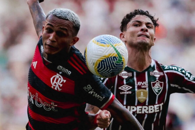 Wesley (à esquerda)  luta pela bola com o Tricolor Diogo Barbosa. No fim, deu Flamengo, 1 a 0  -  (crédito: Foto: Lucas Merçon/Fluminense )