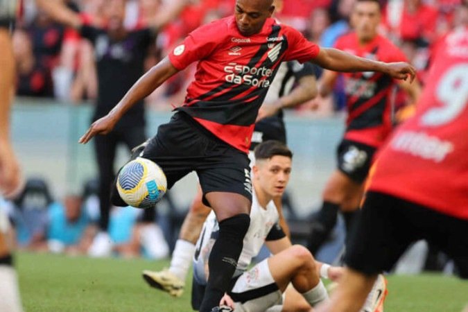 Fernandinho tenta o arremate. Volante lamenta mais um empate no fim - (crédito: Foto: Divulgação/Athletico) Fernandinho tenta o arremate. Volante lamenta mais um empate no fim - (crédito: Foto: Divulgação/Athletico)