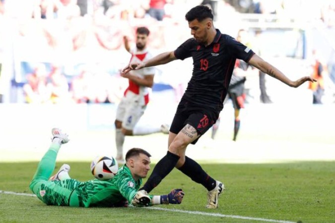  Albania's forward #19 Mirlind Daku (R) and Croatia's goalkeeper #01 Dominik Livakovic fight for the ball during the UEFA Euro 2024 Group B football match between Croatia and Albania at the Volksparkstadion in Hamburg on June 19, 2024. (Photo by Odd ANDERSEN / AFP) (Photo by ODD ANDERSEN/AFP via Getty Images)
     -  (crédito:  AFP via Getty Images)