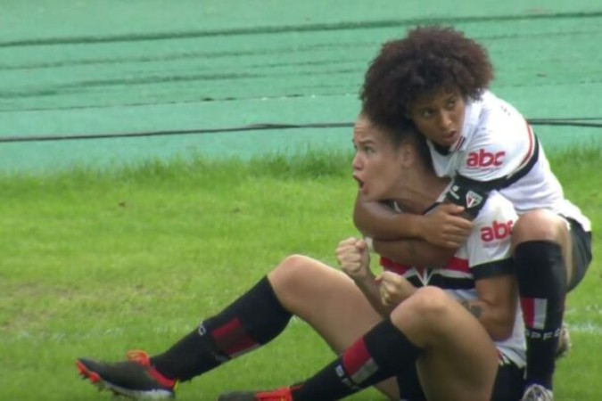 Maressa recebe o abraço de Aline logo após fazer o gol de empate do São Paulo contra o Internacional  -  (crédito: Foto: Reprodução Youtube canal @canalgoatbr)